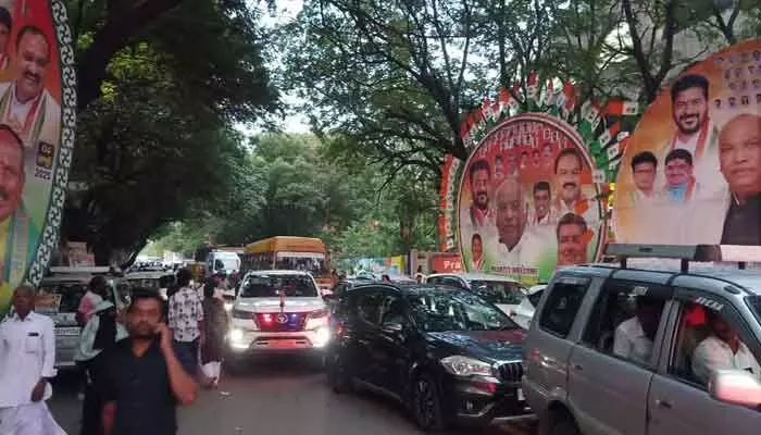 ఎల్బీ స్టేడియం సభతో నగరంలో ట్రాఫిక్ జామ్.. ప్రజలకు తీవ్ర ఇబ్బందులు ఎల్బీ స్టేడియం సభతో నగరంలో ట్రాఫిక్ జామ్.. ప్రజలకు తీవ్ర ఇబ్బందులు