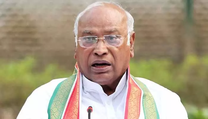 తెలంగాణలో పరిపాలన.. పార్టీ కార్యకర్తల పనితీరు భేష్: ఏఐసీసీ చీఫ్ మల్లికార్జున ఖర్గే తెలంగాణలో పరిపాలన.. పార్టీ కార్యకర్తల పనితీరు భేష్: ఏఐసీసీ చీఫ్ మల్లికార్జున ఖర్గే