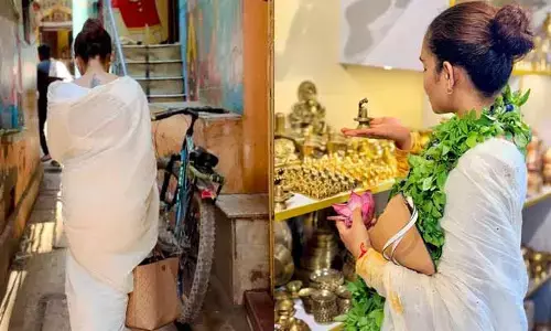 భక్తి పారవశ్యంలో మునిగి తేలుతున్న విరూపాక్ష బ్యూటీ.. మెడలో మాల కనిపించడంతో షాక్ అవుతున్న నెటిజన్లు