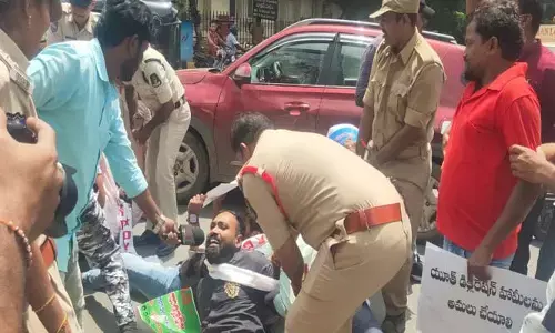 Protest: సెక్రటేరియట్ ముట్టడికి యత్నించిన నిరుద్యోగులు.. ఈడ్చుకెళ్లి మరీ అరెస్ట్‌లు!