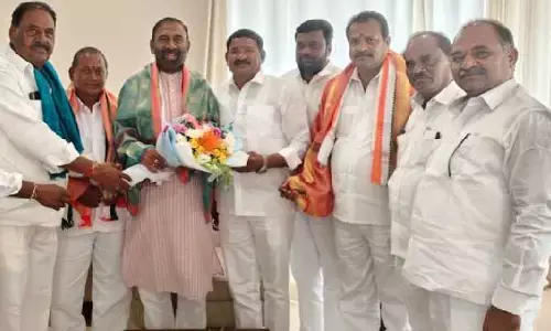 బీఆర్ఎస్‌కు ఎదురు దెబ్బ.. కాంగ్రెస్‌లో చేరిన మల్లాపూర్ నేతలు