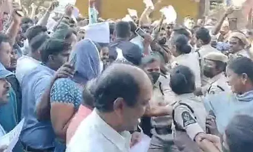 గ్రామ సభలో ఉద్రిక్తత... భూములివ్వమంటూ రైతుల నిరసన