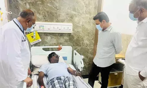 మాజీ మంత్రి పువ్వాడను పరామర్శించిన కేటీఆర్, హరీష్ రావు
