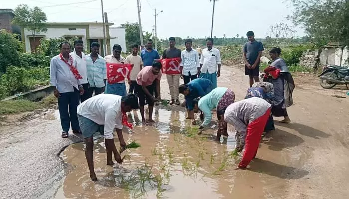 NLG: వరి నాట్లతో సీపీఐఎం నేతల వినూత్న నిరసన NLG: వరి నాట్లతో సీపీఐఎం నేతల వినూత్న నిరసన