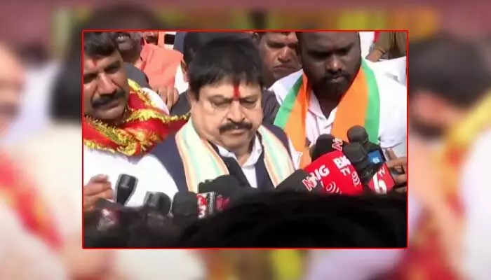 చార్మినార్కు బీజేపీ స్టేట్ చీఫ్ రాంచందర్ రావు.. కాసేపట్లో బాధ్యతల స్వీకరణ చార్మినార్కు బీజేపీ స్టేట్ చీఫ్ రాంచందర్ రావు.. కాసేపట్లో బాధ్యతల స్వీకరణ