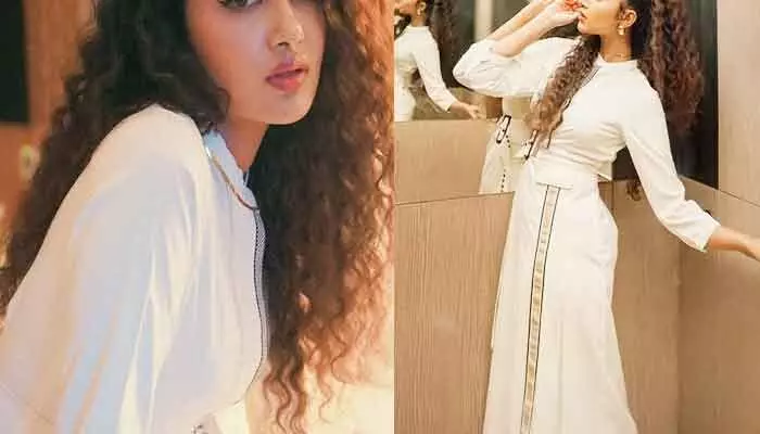 కర్లీ హెయిర్.. మత్తెక్కిస్తోన్న కాటుక కళ్లతో కుర్రాళ్లకు మత్తెక్కిస్తోన్న మెగా హీరోయిన్ కర్లీ హెయిర్.. మత్తెక్కిస్తోన్న కాటుక కళ్లతో కుర్రాళ్లకు మత్తెక్కిస్తోన్న మెగా హీరోయిన్