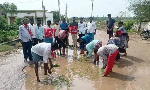NLG: వరి నాట్లతో సీపీఐఎం నేతల వినూత్న నిరసన