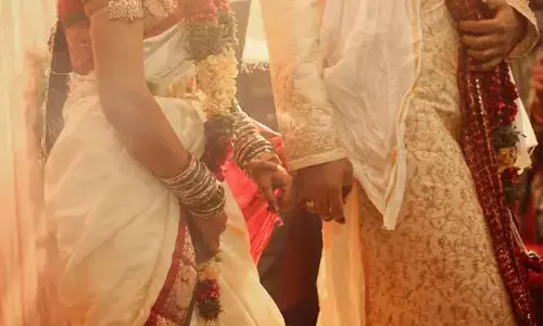 రెండు గ్రామాల మధ్య చిచ్చు పెట్టిన లవ్ మ్యారేజ్.. పొట్టుపొట్టు కొట్టుకున్న గ్రామస్థులు