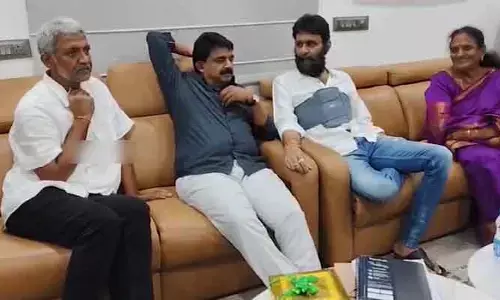 వల్లభనేని వంశీని పరామర్శించిన కొడాలి నాని.. తాజా రాజకీయ పరిస్థితులపై చర్చ!