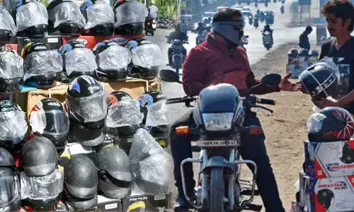 Helmet: రోడ్లపై కుప్పలు తెప్పలుగా నకిలీ హెల్మెంట్లు.. వాహనదారులకు కేంద్రం బిగ్ అలర్ట్