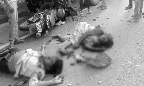 రోడ్డు ప్రమాదంలో తల్లీకొడుకు మృతి
