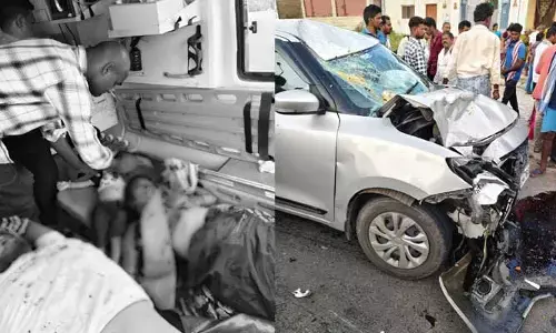 బైక్ ను ఢీ కొట్టిన కారు.. ముగ్గురికి తీవ్ర గాయాలు