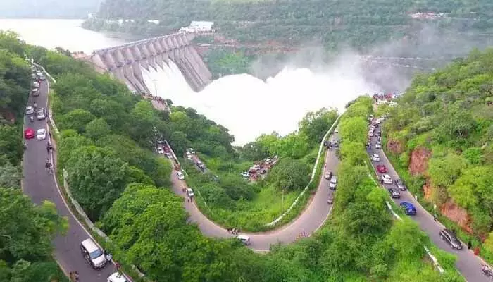 శ్రీశైలం జలాశయానికి భారీ వదర..కొనసాగుతున్న జలవిద్యుత్ ఉత్పత్తి శ్రీశైలం జలాశయానికి భారీ వదర..కొనసాగుతున్న జలవిద్యుత్ ఉత్పత్తి