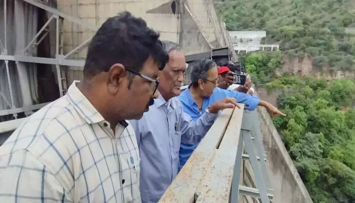 నిండు కుండలా శ్రీశైలం జలాశయం.. భద్రమేనా? నిండు కుండలా శ్రీశైలం జలాశయం.. భద్రమేనా?