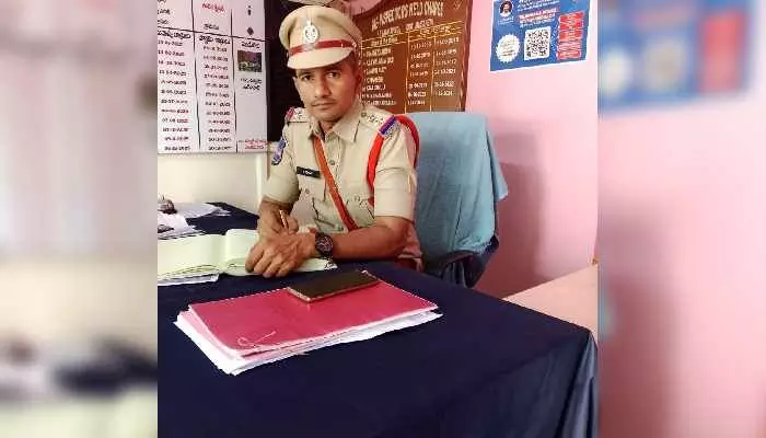 పాలకవీడు ఎస్సైగా బాధ్యతలు స్వీకరించిన ఆర్. కోటేష్ పాలకవీడు ఎస్సైగా బాధ్యతలు స్వీకరించిన ఆర్. కోటేష్
