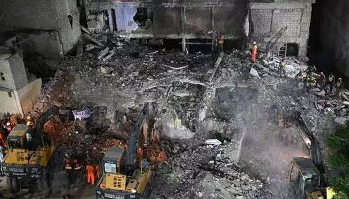 పాక్లో కూలిన బిల్డింగ్.. 27కు చేరిన మృతుల సంఖ్య పాక్లో కూలిన బిల్డింగ్.. 27కు చేరిన మృతుల సంఖ్య
