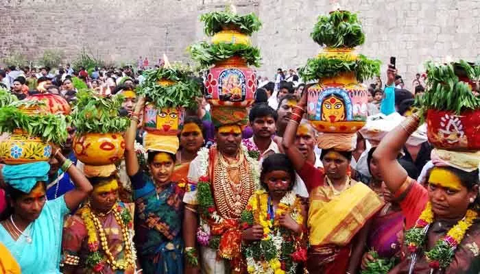 ఘనంగా గోల్కొండ శ్రీ జగదాంబిక మహంకాళి అమ్మవారికి నాల్గవ పూజ.. ఘనంగా గోల్కొండ శ్రీ జగదాంబిక మహంకాళి అమ్మవారికి నాల్గవ పూజ..