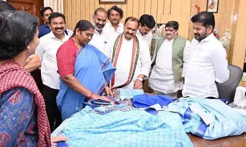 మహిళామణులకు తీపి కబురు.. విజయదశమికి చీరల పంపిణీ!