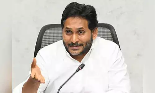 పిల్లలకు హిందీ కంటే ఇంగ్లీష్ ముఖ్యం : జగన్