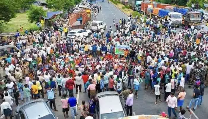 ‘ప్రాణాలైన ఇస్తాం కానీ.. భూములివ్వం’.. రైతుల ఆందోళన ‘ప్రాణాలైన ఇస్తాం కానీ.. భూములివ్వం’.. రైతుల ఆందోళన