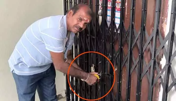 అధికారులకు షాకిచ్చిన సామాన్యుడు.. సబ్ రిజిస్ట్రార్ కార్యాలయానికి తాళం అధికారులకు షాకిచ్చిన సామాన్యుడు.. సబ్ రిజిస్ట్రార్ కార్యాలయానికి తాళం