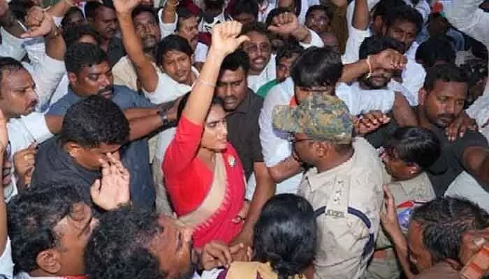 కడపలో వైఎస్ షర్మిల ఆందోళన.. ఉద్రిక్తత కడపలో వైఎస్ షర్మిల ఆందోళన.. ఉద్రిక్తత