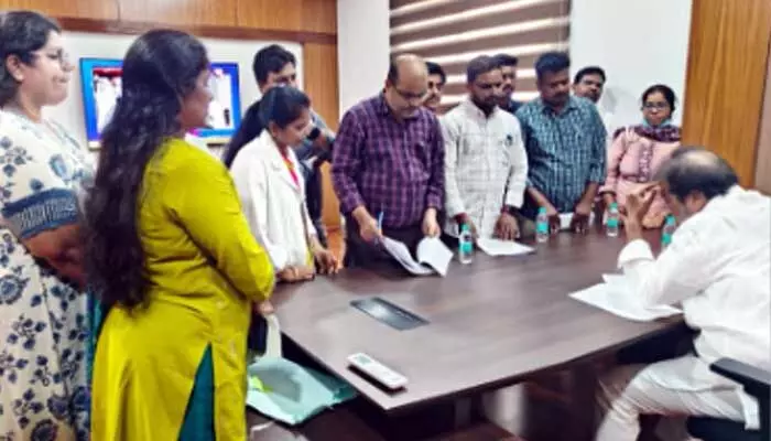 మంత్రి దామోదరకు పబ్లిక్ హెల్త్ డాక్టర్స్ అసోసియేషన్ కీలక రిక్వెస్ట్ మంత్రి దామోదరకు పబ్లిక్ హెల్త్ డాక్టర్స్ అసోసియేషన్ కీలక రిక్వెస్ట్