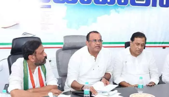 కామారెడ్డి సమగ్ర అభివృద్ధికి పటిష్ట చర్యలు: మంత్రి కోమటిరెడ్డి కామారెడ్డి సమగ్ర అభివృద్ధికి పటిష్ట చర్యలు: మంత్రి కోమటిరెడ్డి