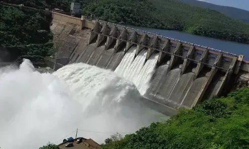 శ్రీశైలానికి కొనసాగుతున్న వరద.. ప్రస్తుత నీటి మట్టం ఎంతంటే?