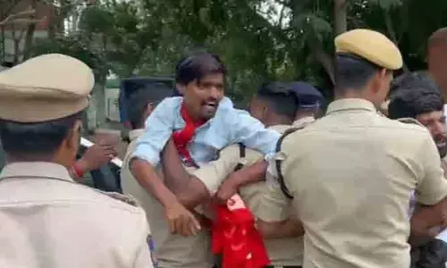 సీఎం నివాసం ముట్టడికి యత్నం.. పీడీఎస్‌యూ కార్యకర్తలు అరెస్టు
