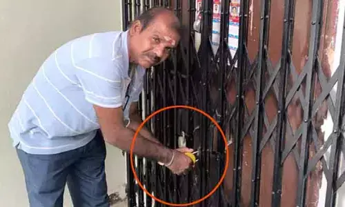 అధికారులకు షాకిచ్చిన సామాన్యుడు.. సబ్ రిజిస్ట్రార్‌ కార్యాలయానికి తాళం