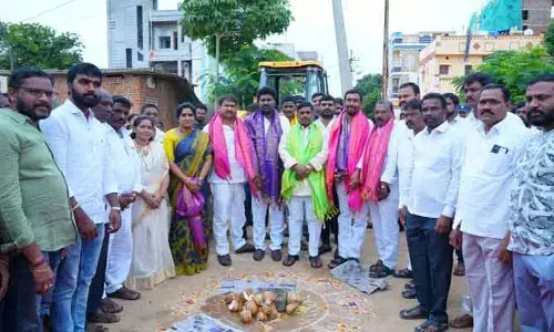 విలీన గ్రామాల అభివృద్ధికి ప్రత్యేక ప్రణాళిక.. సీసీ రోడ్ల నిర్మాణ పనులకు శంకుస్థాపన చేసిన ఎమ్మెల్యే