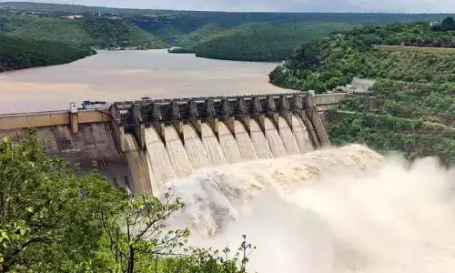 శ్రీశైలం ప్రాజెక్టు గేట్ల ఎత్తివేతకు సన్నాహాలు.. మంత్రికి ఆహ్వానం