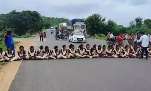 గురుకుల పాఠశాల అన్నంలో పురుగులు.. విద్యార్థినుల రాస్తారోకో