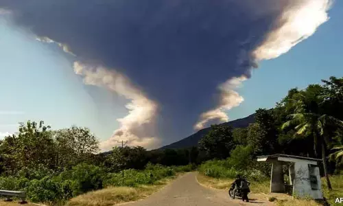 Volcano Erupts : ఇండోనేషియాలో బద్దలైన అగ్నిపర్వతం.. 18కిమీలు గాలిలోకి ఎగిరిపడ్డ బూడిద మేఘం