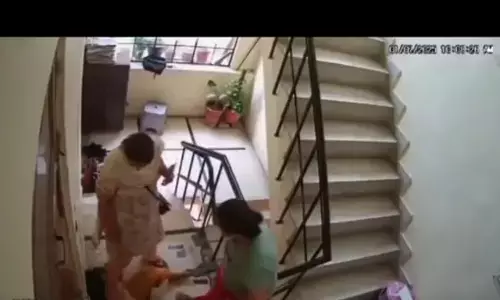 దారుణం.. అత్త జుట్టు పట్టి లాక్కెళ్లి.. తలను గోడకు కొట్టి.. హింసించిన కోడలు.. (వీడియో)