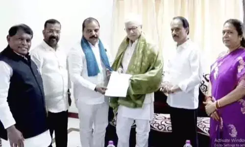 గవర్నర్ చేతుల మీదుగా రెడ్ క్రాస్‌కు రూ.1 లక్ష డొనేషన్