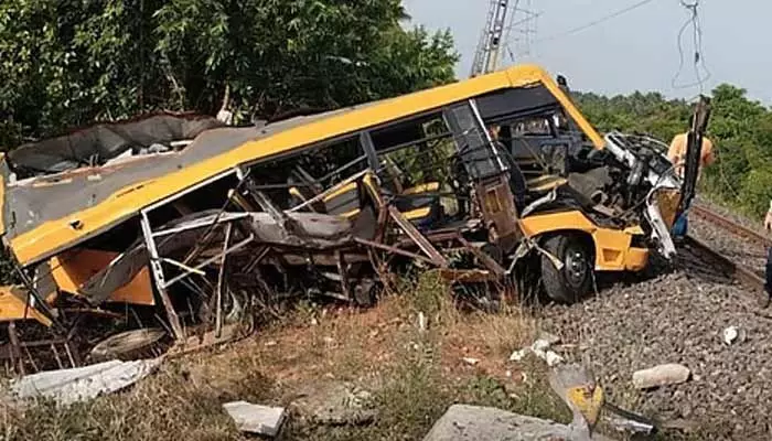 స్కూల్ వ్యాన్ను ఢీకొట్టిన రైలు.. పట్టాలపై ఎగిరిపడ్డ విద్యార్థులు స్కూల్ వ్యాన్ను ఢీకొట్టిన రైలు.. పట్టాలపై ఎగిరిపడ్డ విద్యార్థులు