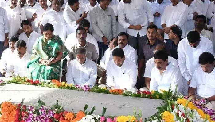 తండ్రికి నివాళులర్పించిన మాజీ సీఎం జగన్ తండ్రికి నివాళులర్పించిన మాజీ సీఎం జగన్