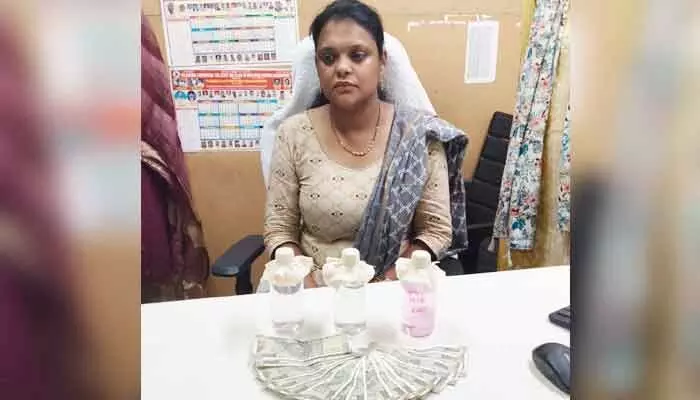 నాంపల్లిలో ఏసీబీ దాడులు.. లంచం తీసుకుంటూ డిప్యూటీ టాక్స్ ఆఫీసర్ అరెస్ట్ నాంపల్లిలో ఏసీబీ దాడులు.. లంచం తీసుకుంటూ డిప్యూటీ టాక్స్ ఆఫీసర్ అరెస్ట్