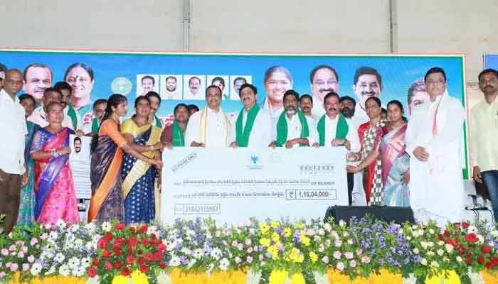 తెలంగాణ రైజింగ్.. దేశానికి ఆదర్శంగా ఇందిరమ్మ సంక్షేమ పాలన : భట్టి తెలంగాణ రైజింగ్.. దేశానికి ఆదర్శంగా ఇందిరమ్మ సంక్షేమ పాలన : భట్టి