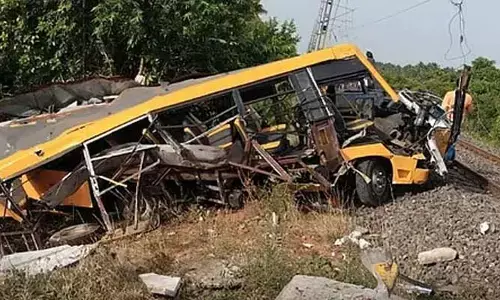 స్కూల్ వ్యాన్‌ను ఢీకొట్టిన రైలు.. పట్టాలపై ఎగిరిపడ్డ విద్యార్థులు