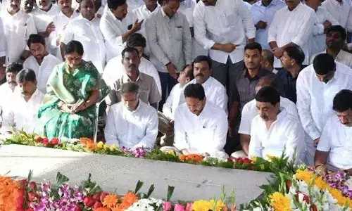తండ్రికి నివాళులర్పించిన మాజీ సీఎం జగన్