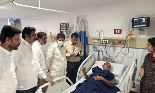 కల్తీ కల్లు బాధితులను పరామర్శించిన కూక‌ట్‌ప‌ల్లి ఎమ్మెల్యే