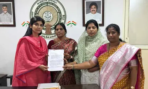 ప్రసన్నకుమార్ రెడ్డిపై మహిళా కమిషన్‌కు ఫిర్యాదు