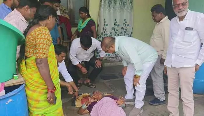 మరో ఇద్దరు కల్తీకల్లు బాధితులు.. ఆస్పత్రికి తరలింపు మరో ఇద్దరు కల్తీకల్లు బాధితులు.. ఆస్పత్రికి తరలింపు