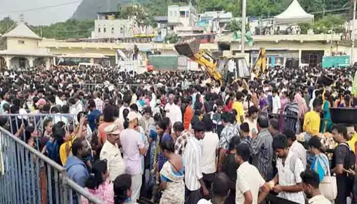 సింహాచలం గిరి ప్రదక్షిణలో తోపులాట.. పోలీసులు విఫలమయ్యారా ? సింహాచలం గిరి ప్రదక్షిణలో తోపులాట.. పోలీసులు విఫలమయ్యారా ?