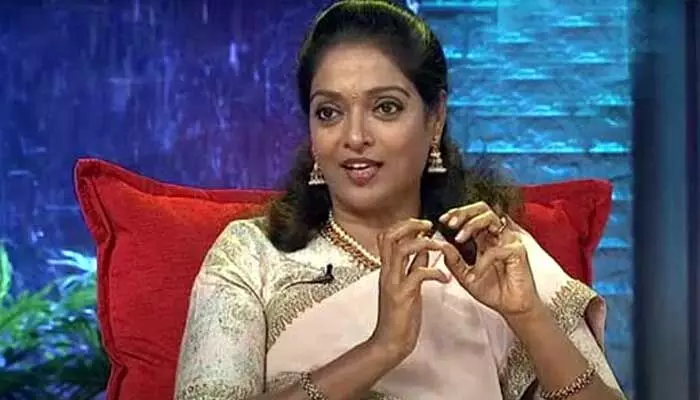 Mucharla Aruna : నటి ముచర్ల అరుణ ఇంట్లో ఈడీ సోదాలు Mucharla Aruna : నటి ముచర్ల అరుణ ఇంట్లో ఈడీ సోదాలు