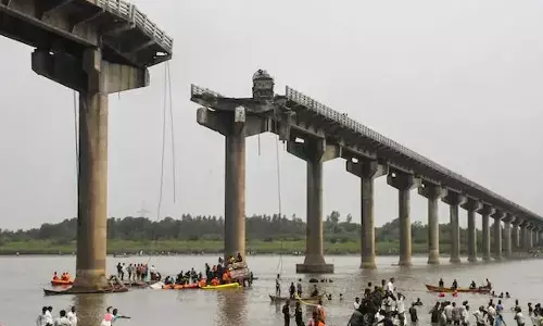 Gujarat: గుజరాత్‌లో కూలిన 40 ఏళ్ల నాటి వంతెన