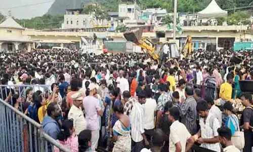 సింహాచలం గిరి ప్రదక్షిణలో తోపులాట.. పోలీసులు విఫలమయ్యారా ?